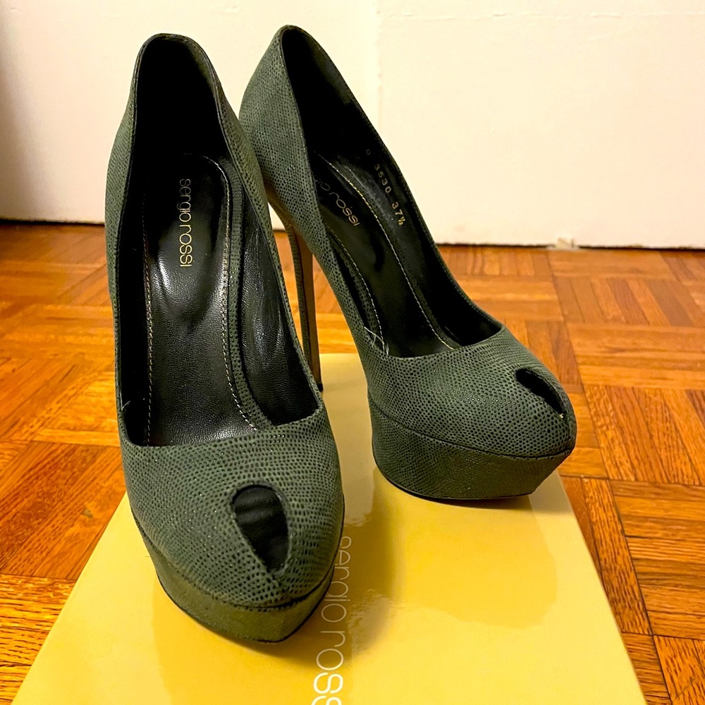 Sergio Rossi pumps in green embossed croc. 37 1/2